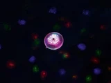 Нощен кадър с плаваща LED лампа в басейн