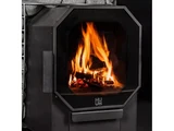 Горящи дърва в горивната камера на печката HUUM Hive Flow Mini