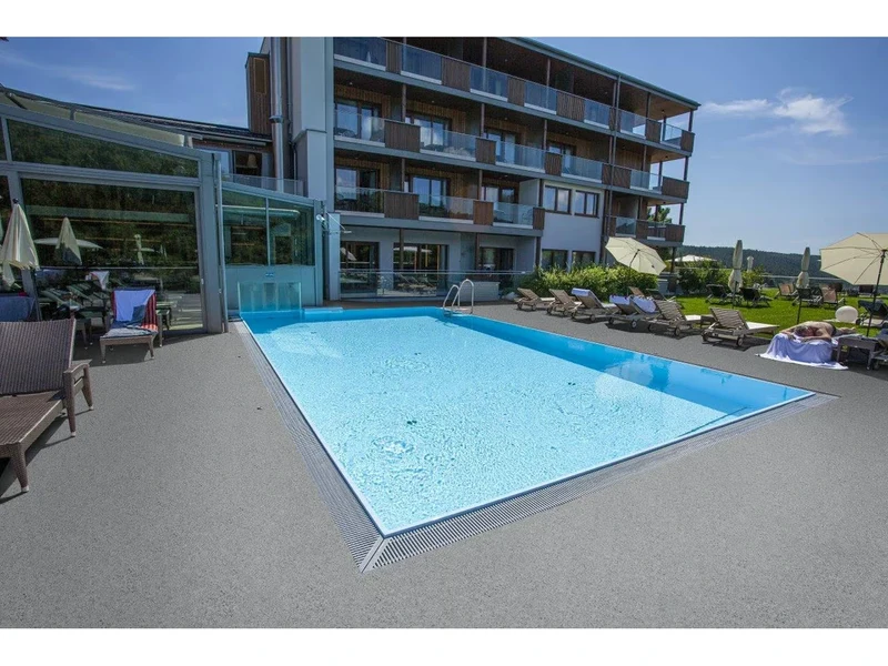 Правоъгълен басейн, обграден с тъмносива настилка Alkorplan Decking Dark Grey